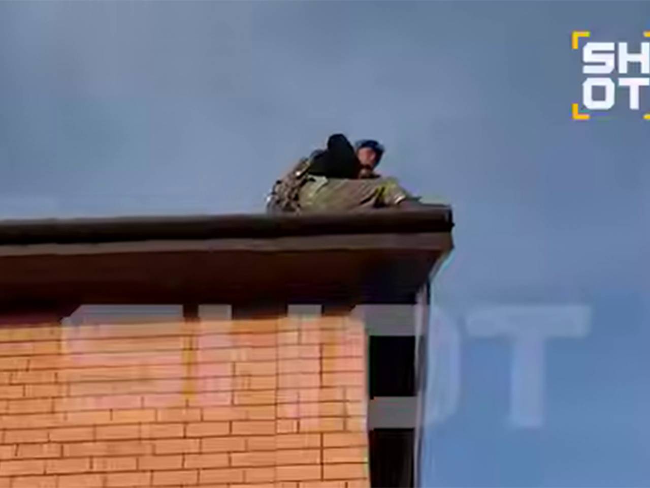 Россиянин нашел на крыше своего дома упавшего с высоты мужчину и снял его на видео
