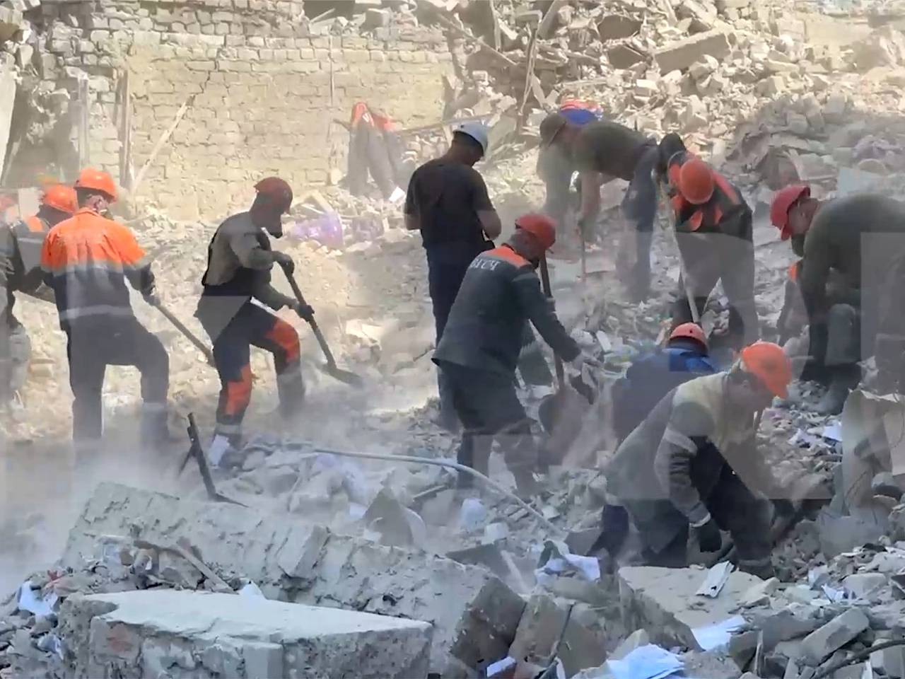 Разрушения внутри общежития в Старобельске после удара ВСУ показали на видео