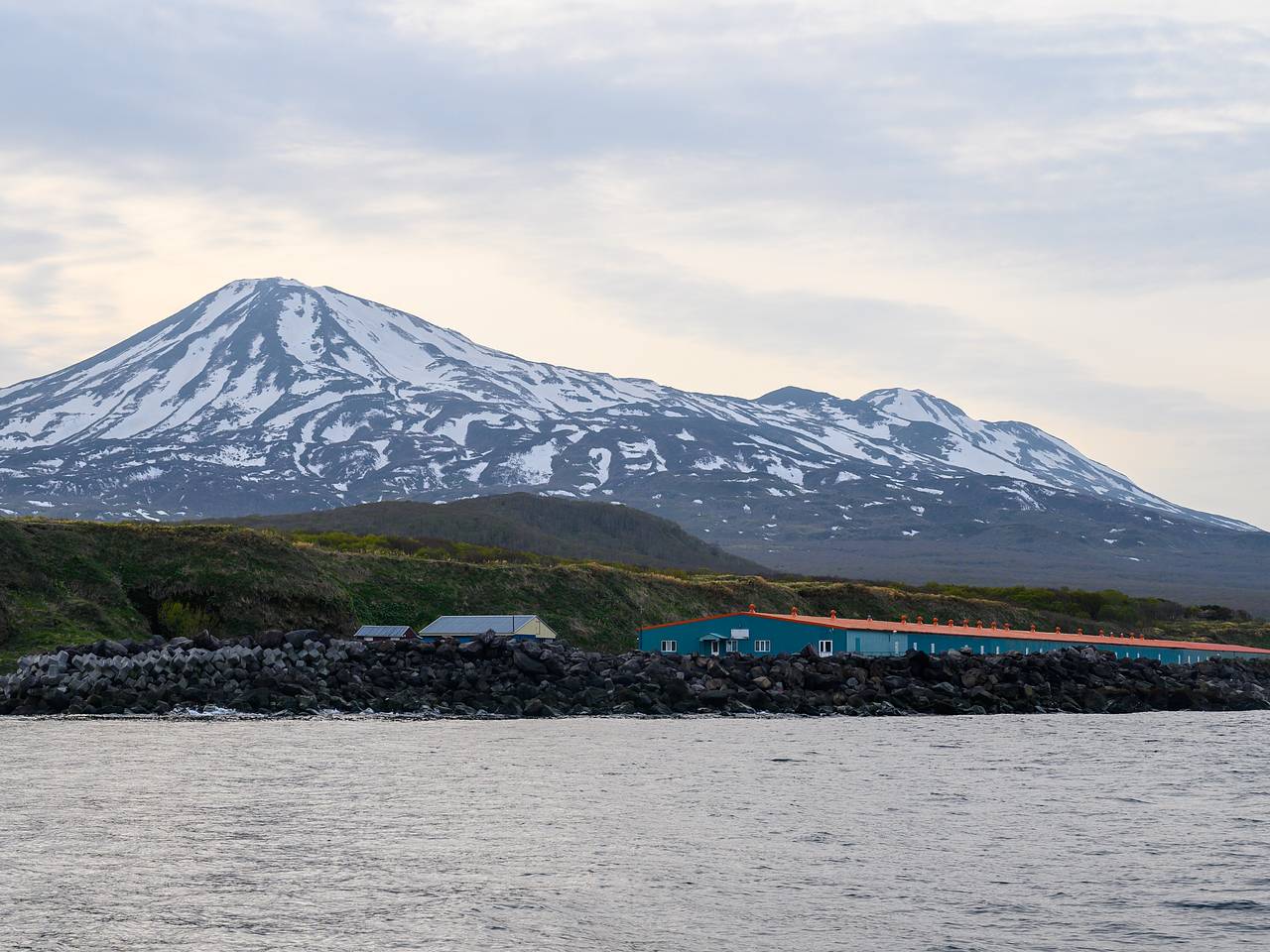 Колокол легендарного крейсера подняли со дна Охотского моря в России