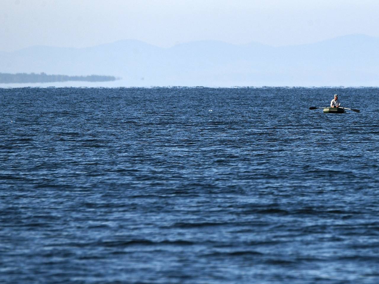Унесенного в море на надувной лодке россиянина спасли