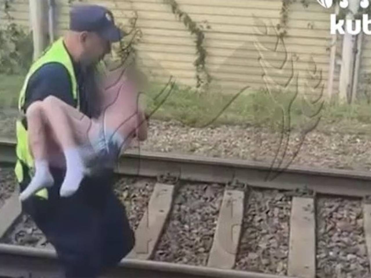 Полуголого мальчика нашли лежащим на железнодорожных путях у российского курорта