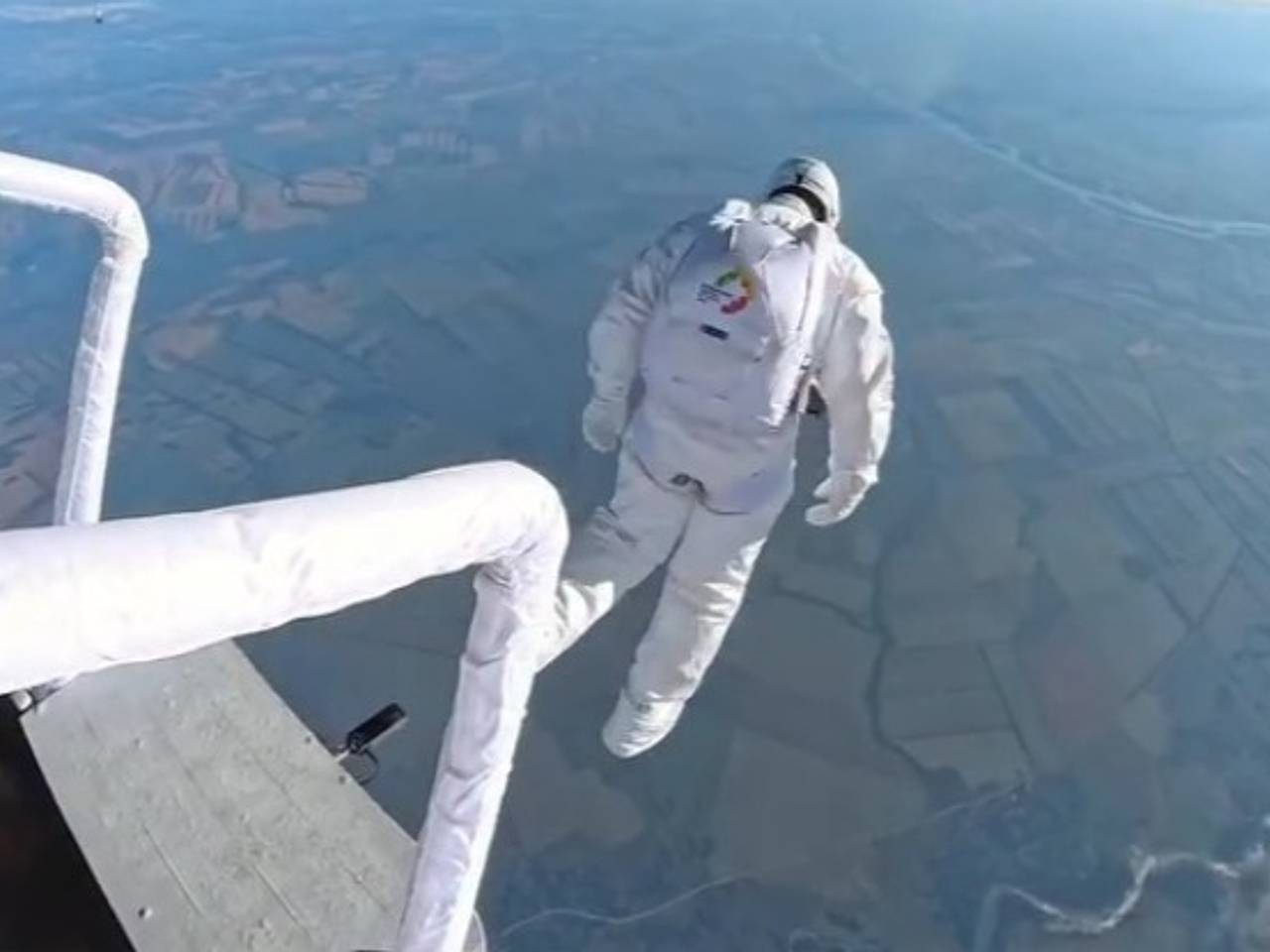 Россиянин прыгнул с парашютом из стратосферы и попал на видео