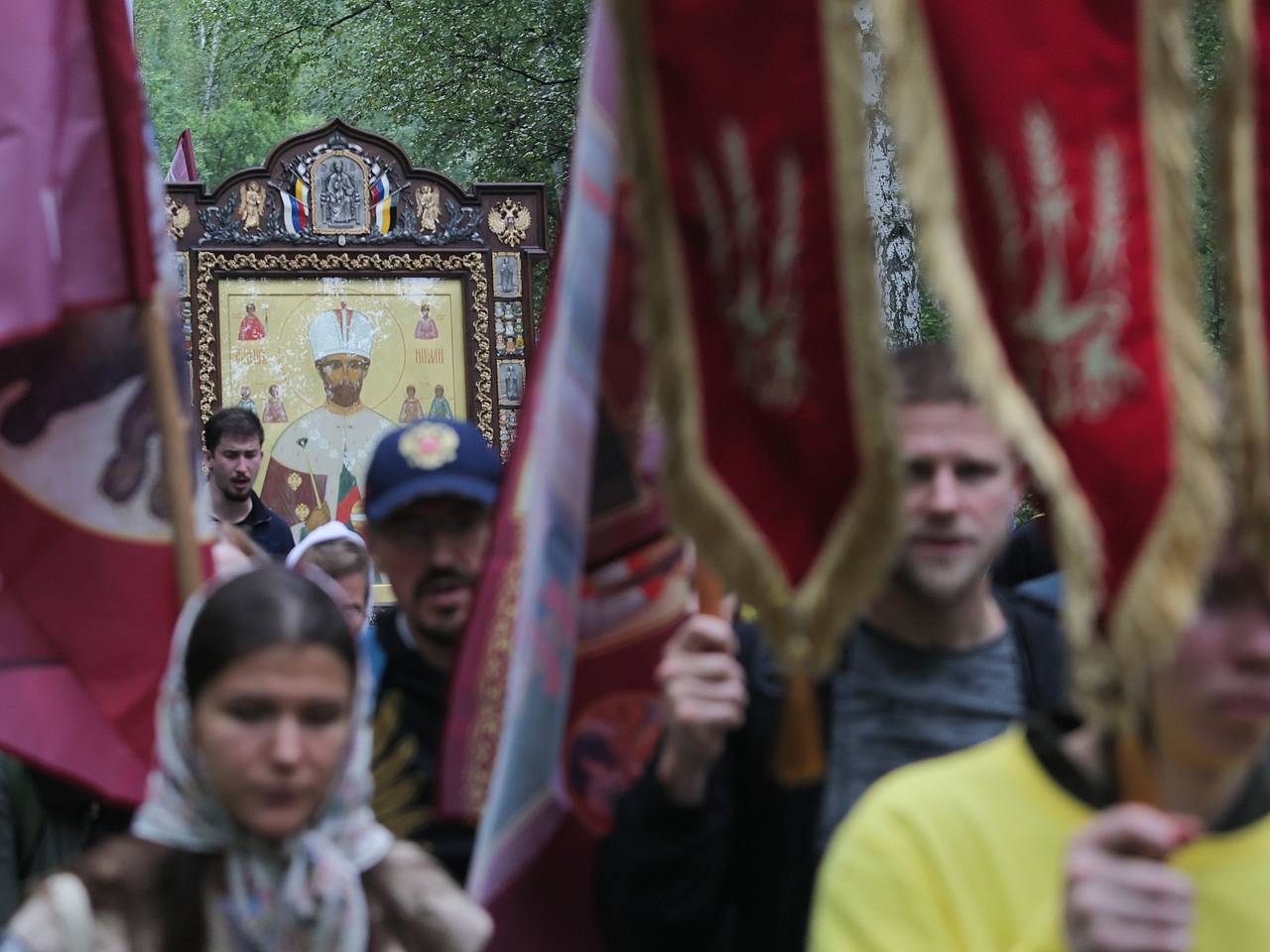 Тысячи россиян вышли на улицы ради царя