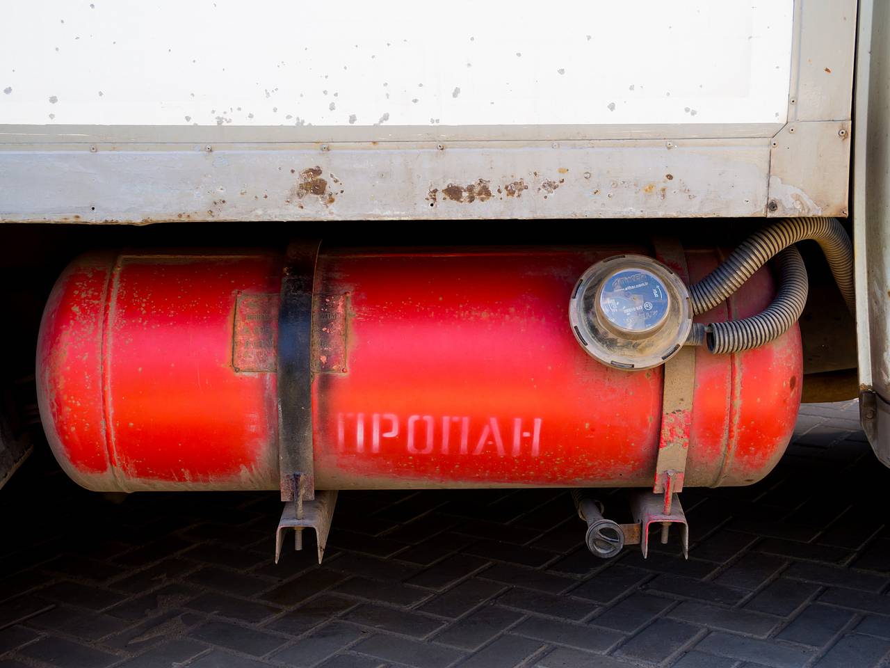 Пять человек попали в реанимацию после взрыва газового баллона