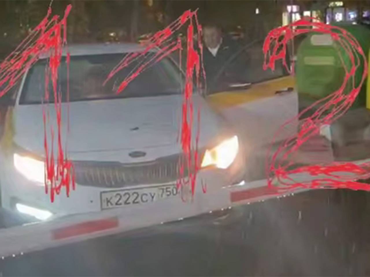 Таксист преследовал сделавшую ему замечание россиянку и попал на видео