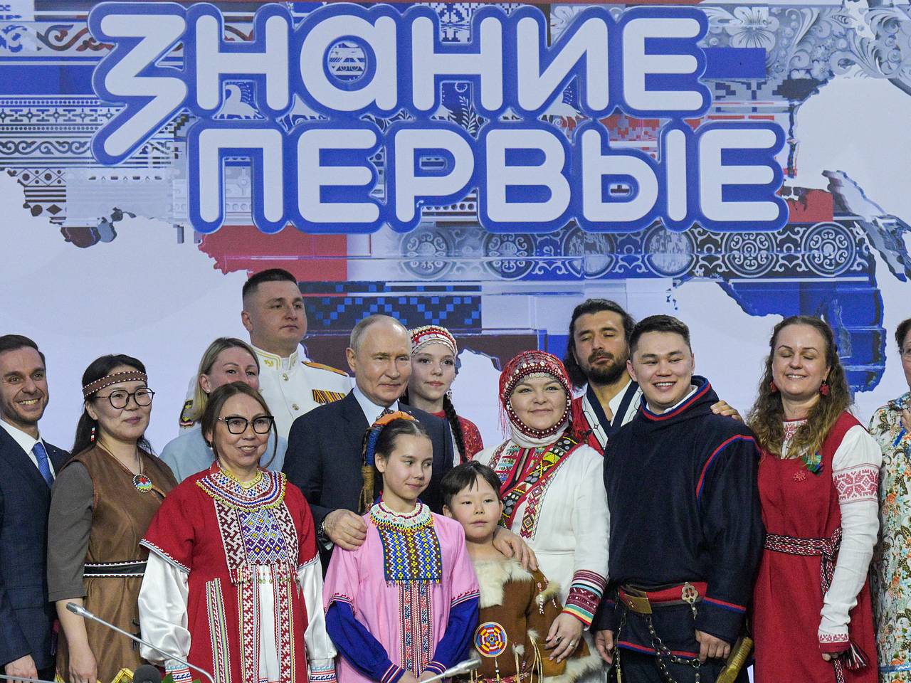 Представительницы народа бесермян спели Путину непереводимую песню