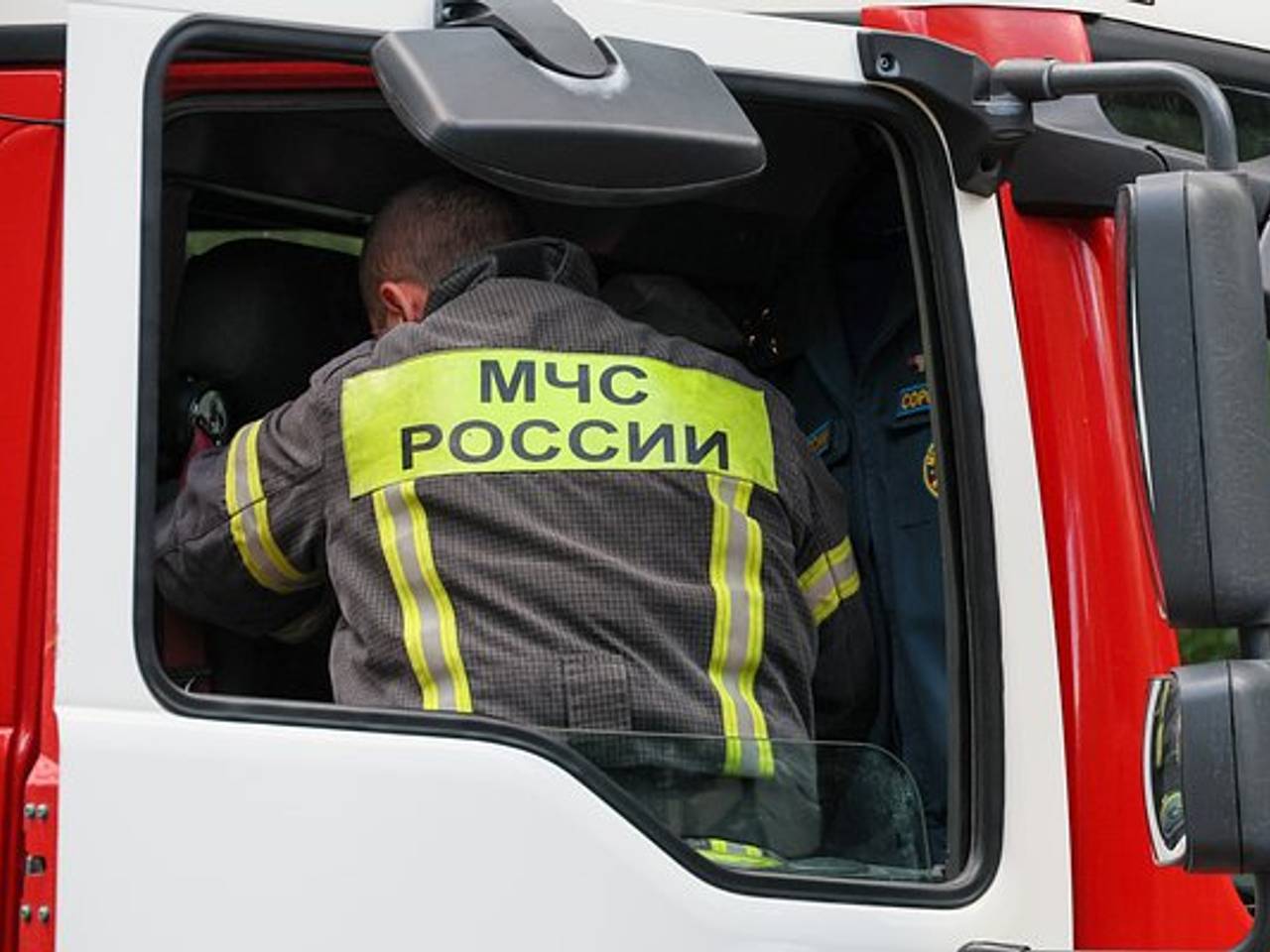 Крупный пожар охватил многоквартирный дом в российском регионе