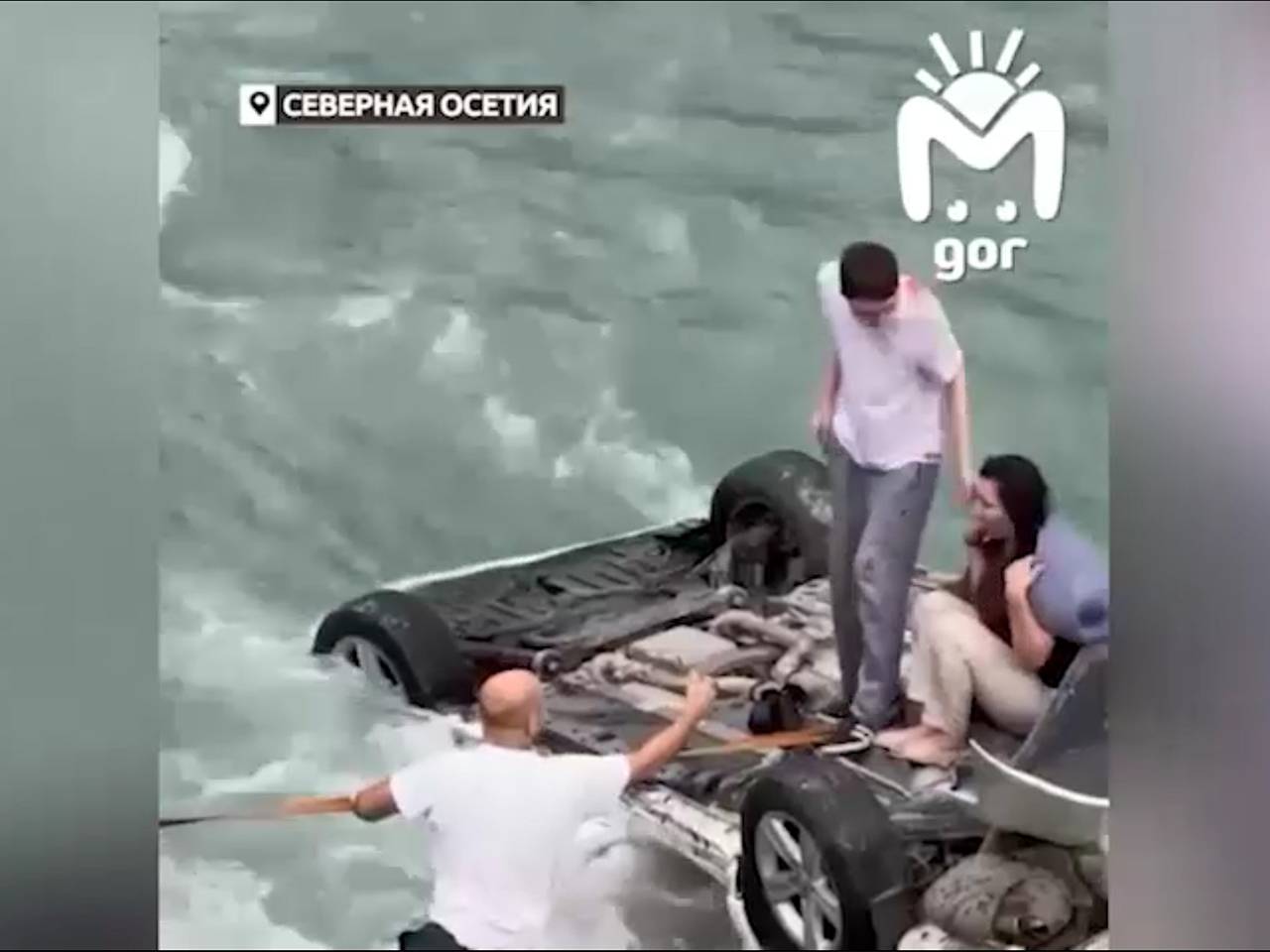 В Северной Осетии мужчины вынесли на себе женщину с сыном из упавшей в реку машины