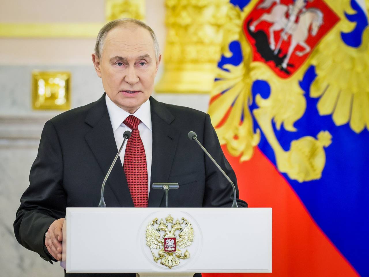 Путин дал ряд поручений в поддержку семей с детьми