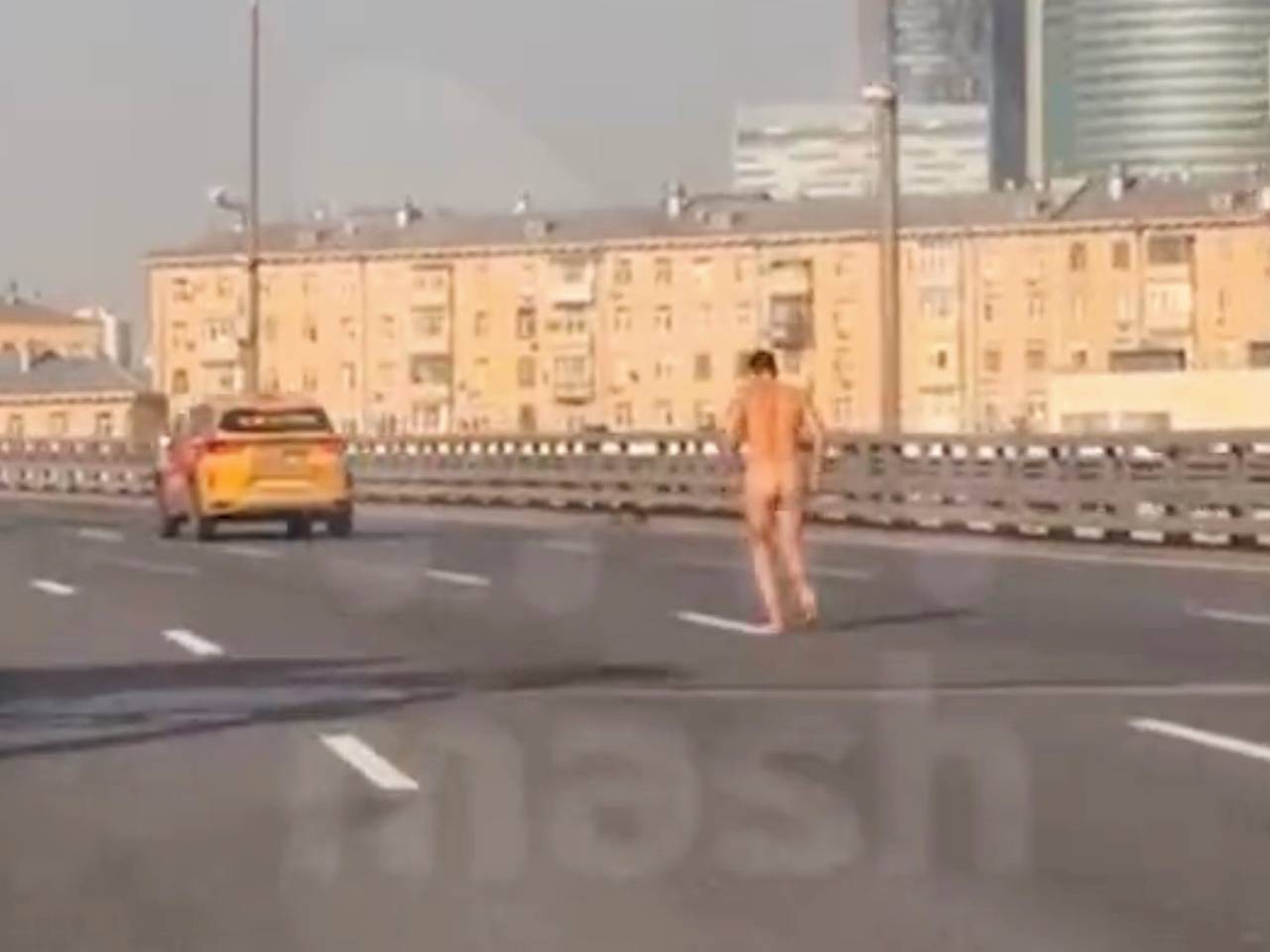 В Москве водитель устроил ДТП и голым сбежал с места происшествия