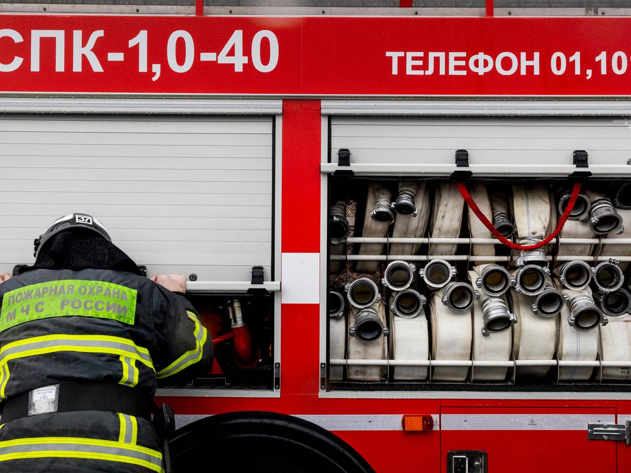 Мощный пожар начался в частном секторе Подмосковья