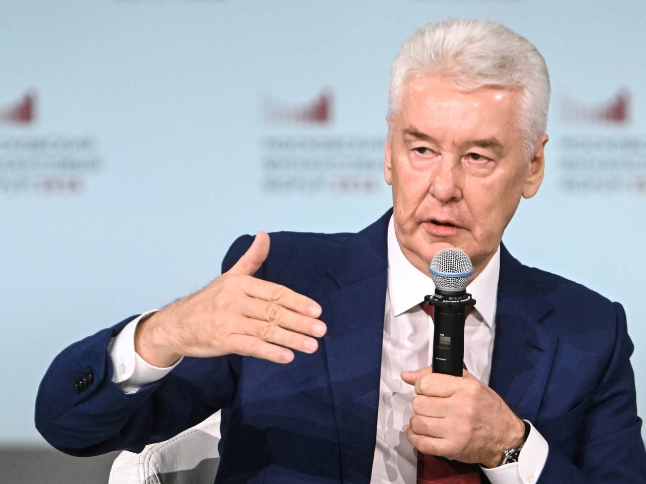 Мэр Москвы сообщил о завершении реставрации памятного знака метростроителям