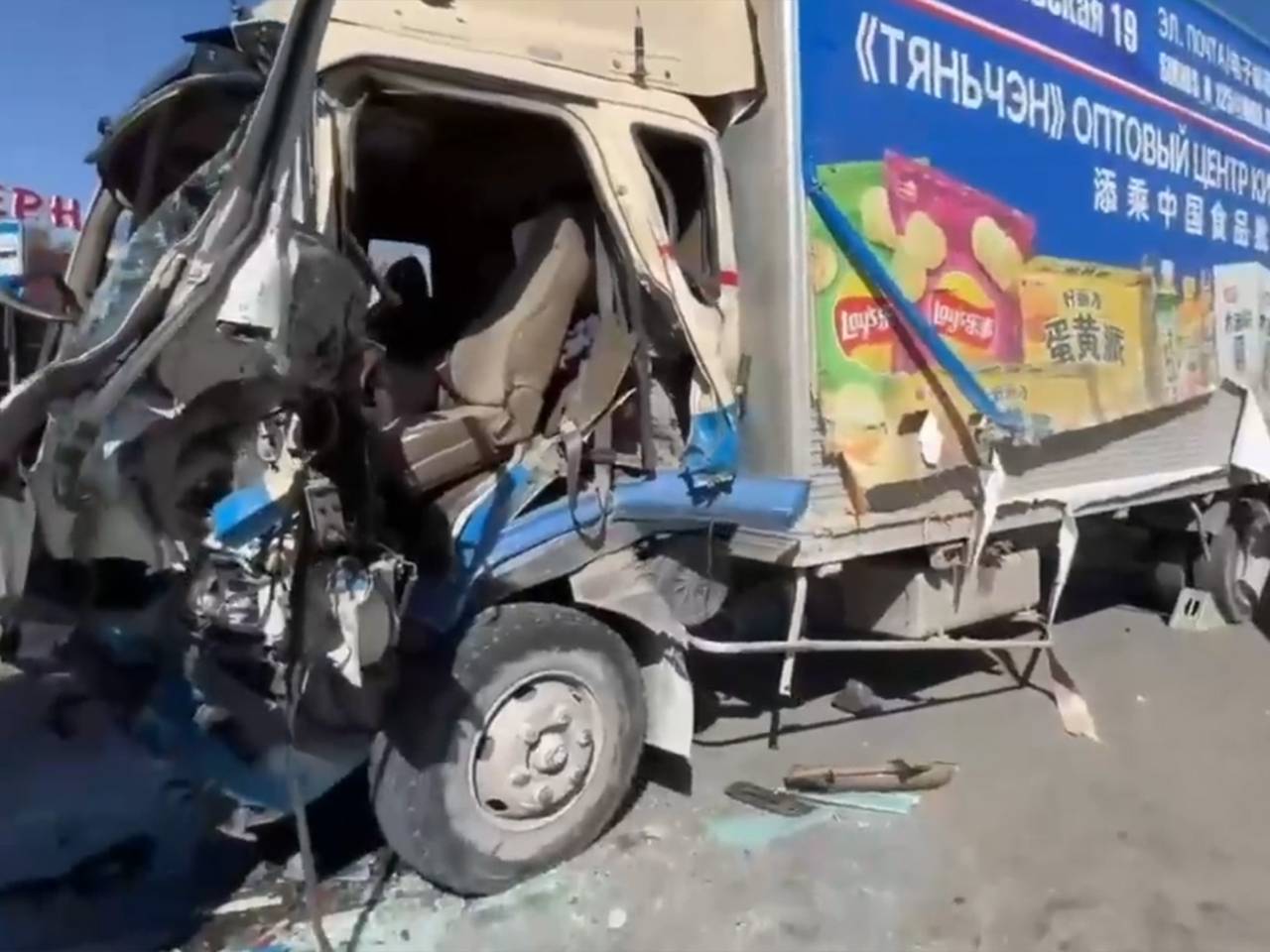 В Приморье водитель фуры преградил путь грузовику с отказавшими тормозами и стал героем