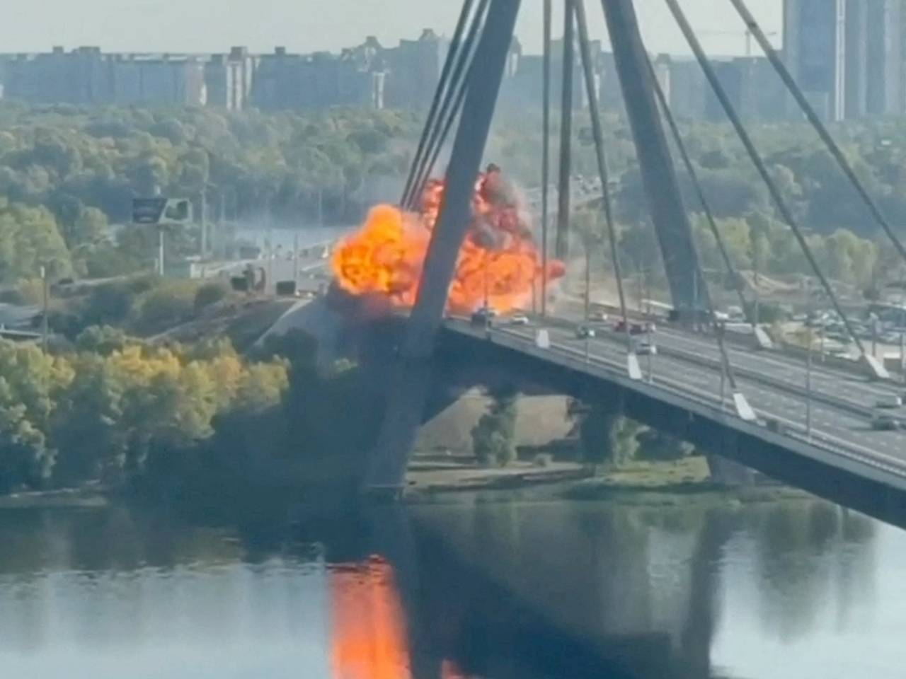 Военкор объяснил значение ударов по киевским мостам