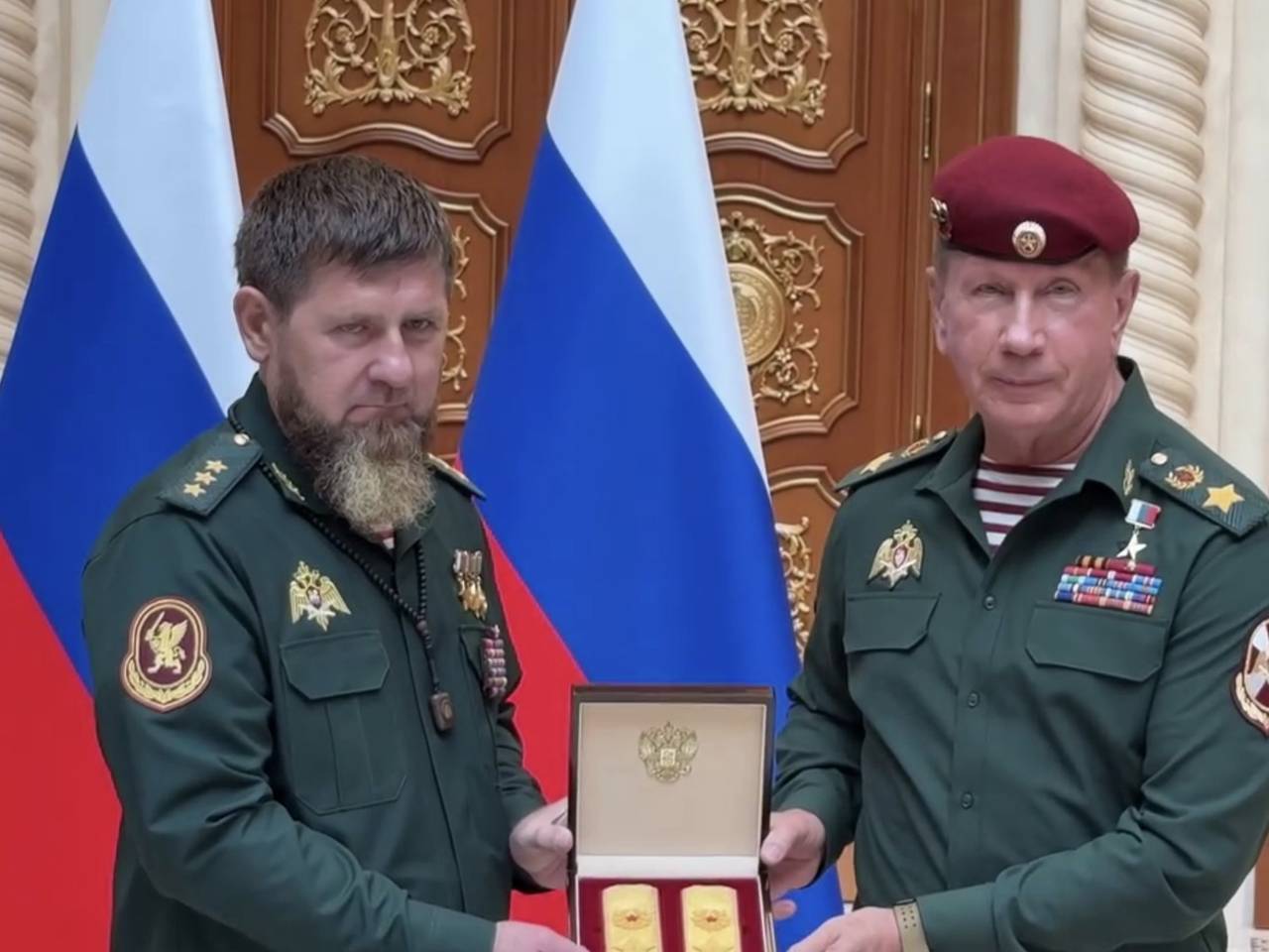 Кадыров получил погоны генерала армии и краповый берет из рук главы Росгвардии Золотова